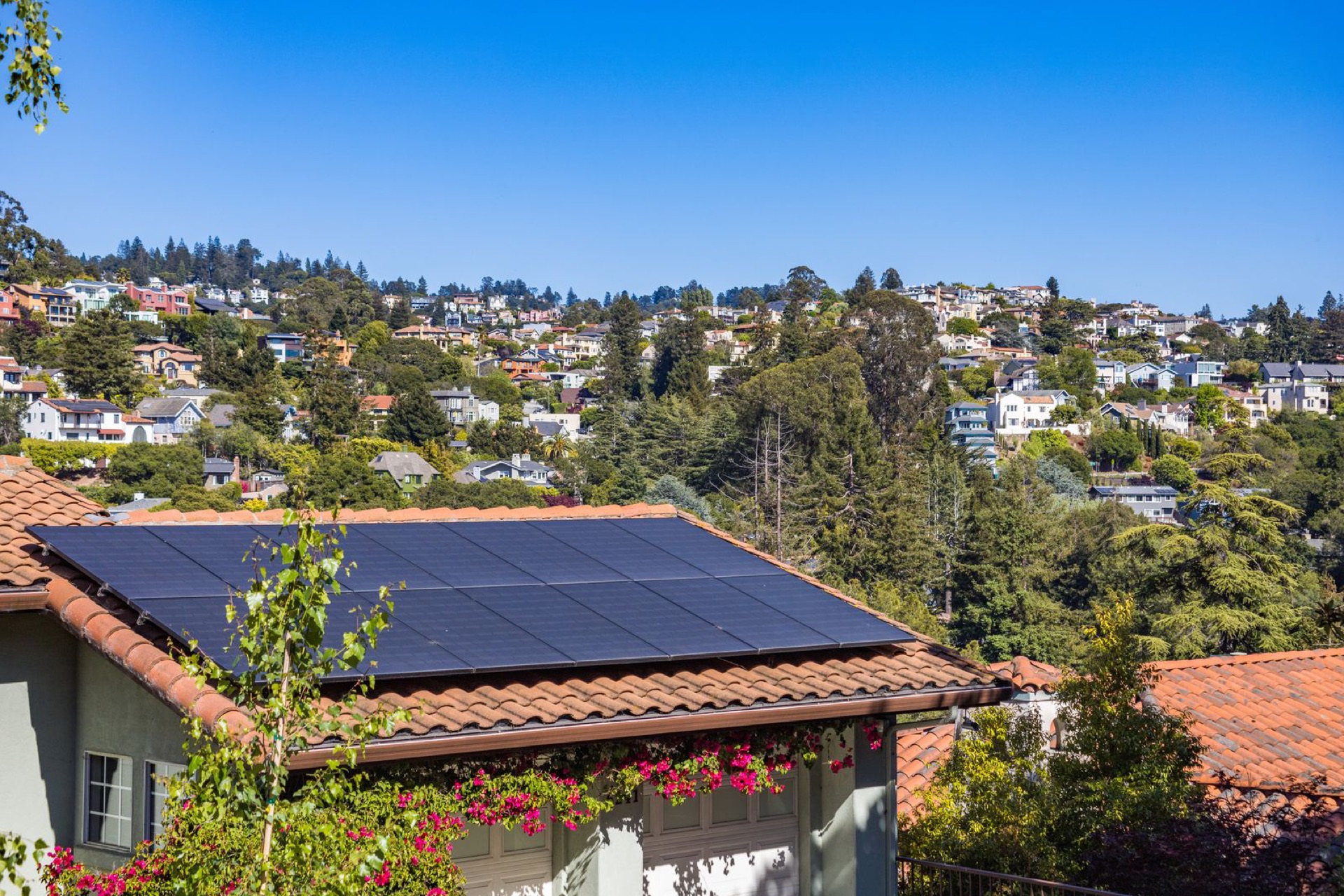 Ghar ki chhat par lagaya gaya rooftop solar panel installation
